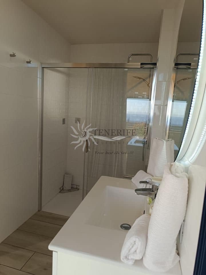 3 bedroom Flat for sale in Los Gigantes with garage - € 525,000 (Ref: 9807232)