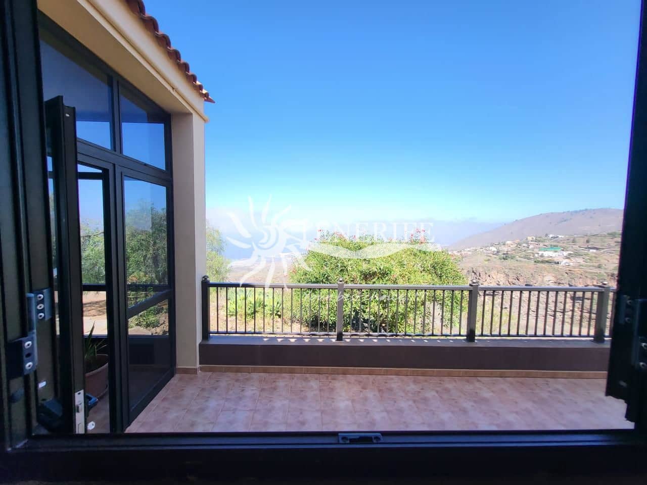 4 Zimmer Villa zu verkaufen in Adeje - 890.000 € (Ref: 9807235)