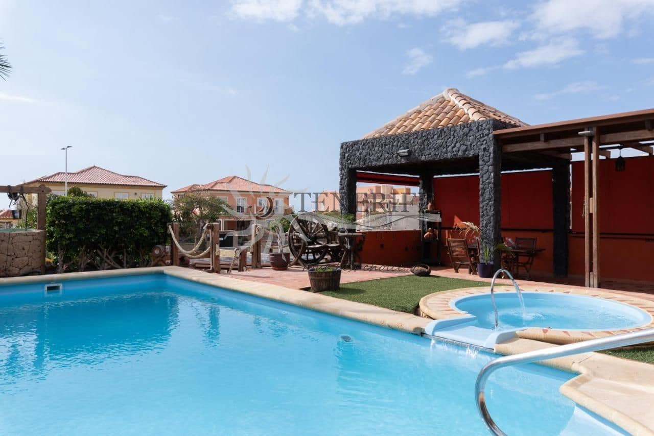 4 bedroom Villa for sale in El Madronal with pool garage - € 3,150,000 (Ref: 9841965)