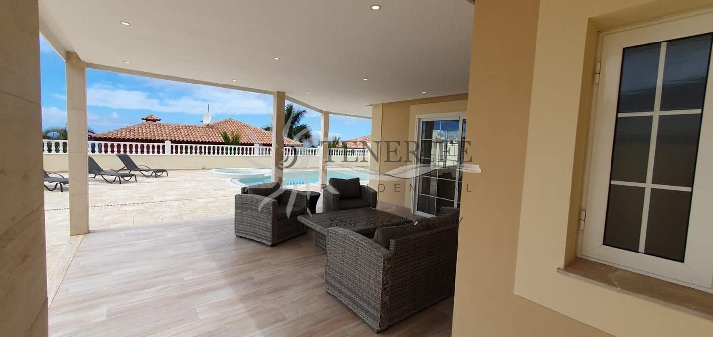 3 bedroom Villa for sale in Costa Adeje with pool garage - € 1,600,000 (Ref: 9865961)