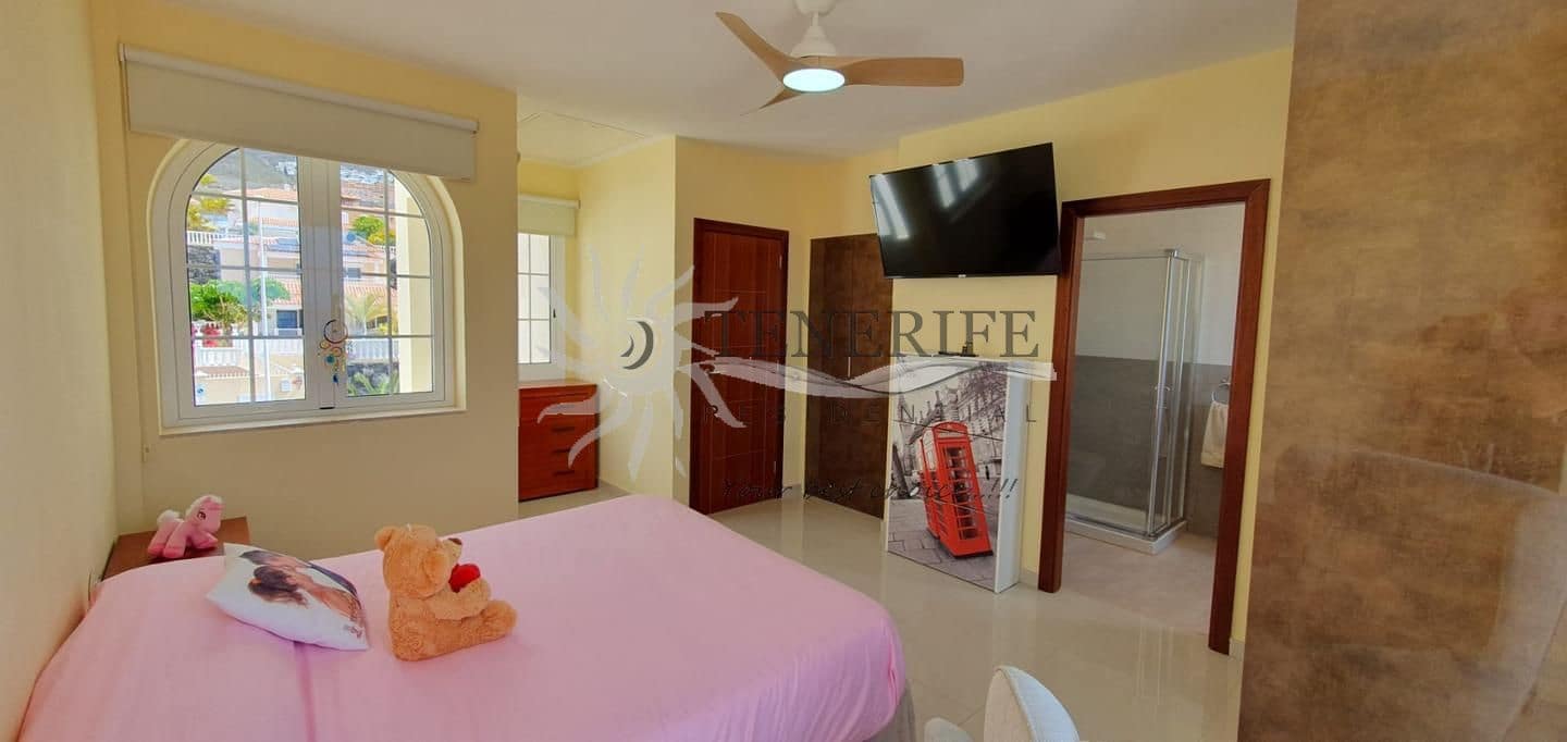 3 bedroom Villa for sale in Costa Adeje with pool garage - € 1,600,000 (Ref: 9865961)