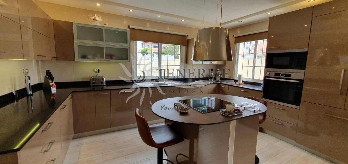 3 bedroom Villa for sale in Costa Adeje with pool garage - € 1,600,000 (Ref: 9865961)