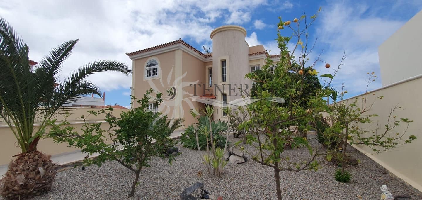 3 bedroom Villa for sale in Costa Adeje with pool garage - € 1,600,000 (Ref: 9865961)