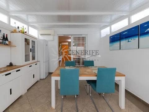 4 sovrum Villa till salu i Adeje med garage - 630 000 € (Ref: 9914882)