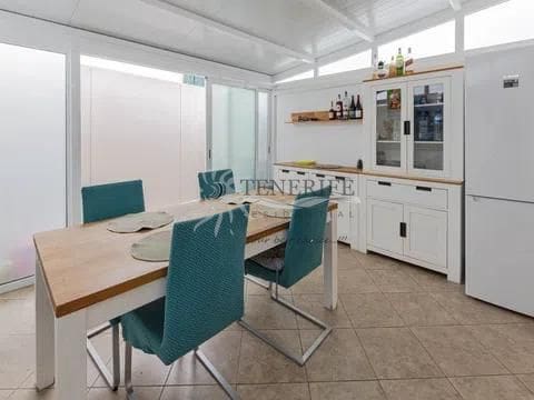 4 sovrum Villa till salu i Adeje med garage - 630 000 € (Ref: 9914882)