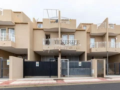 4 sovrum Villa till salu i Casco Urbano, Adeje med garage - 630 000 € (Ref: 9914882)