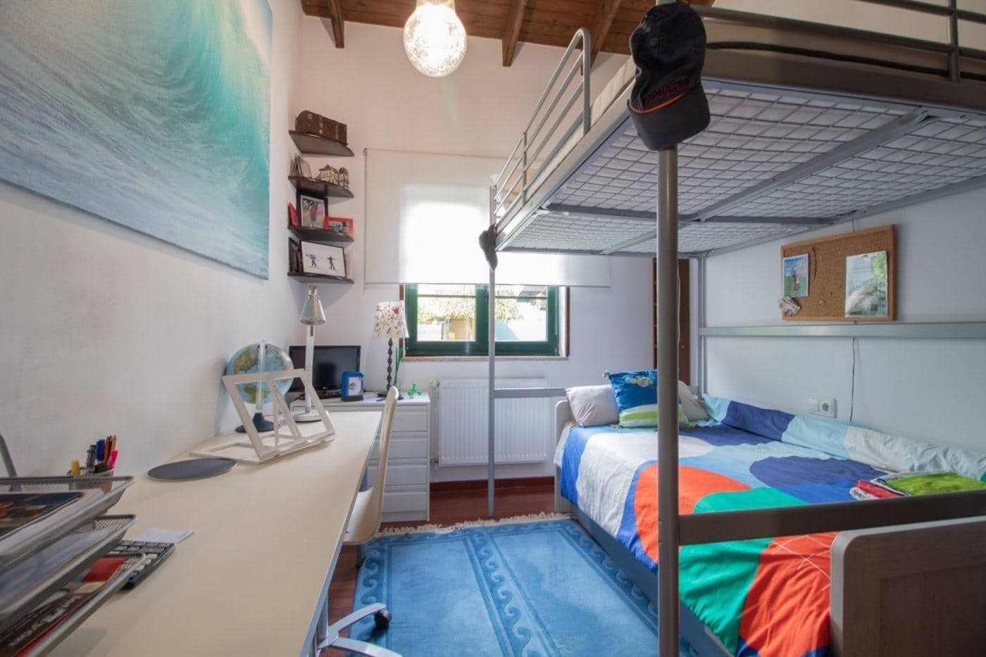 4 makuuhuone Huvila myytävänä paikassa Santiago de Compostela mukana uima-altaan 
autotalli - 588 000 € (Ref: 9502772)