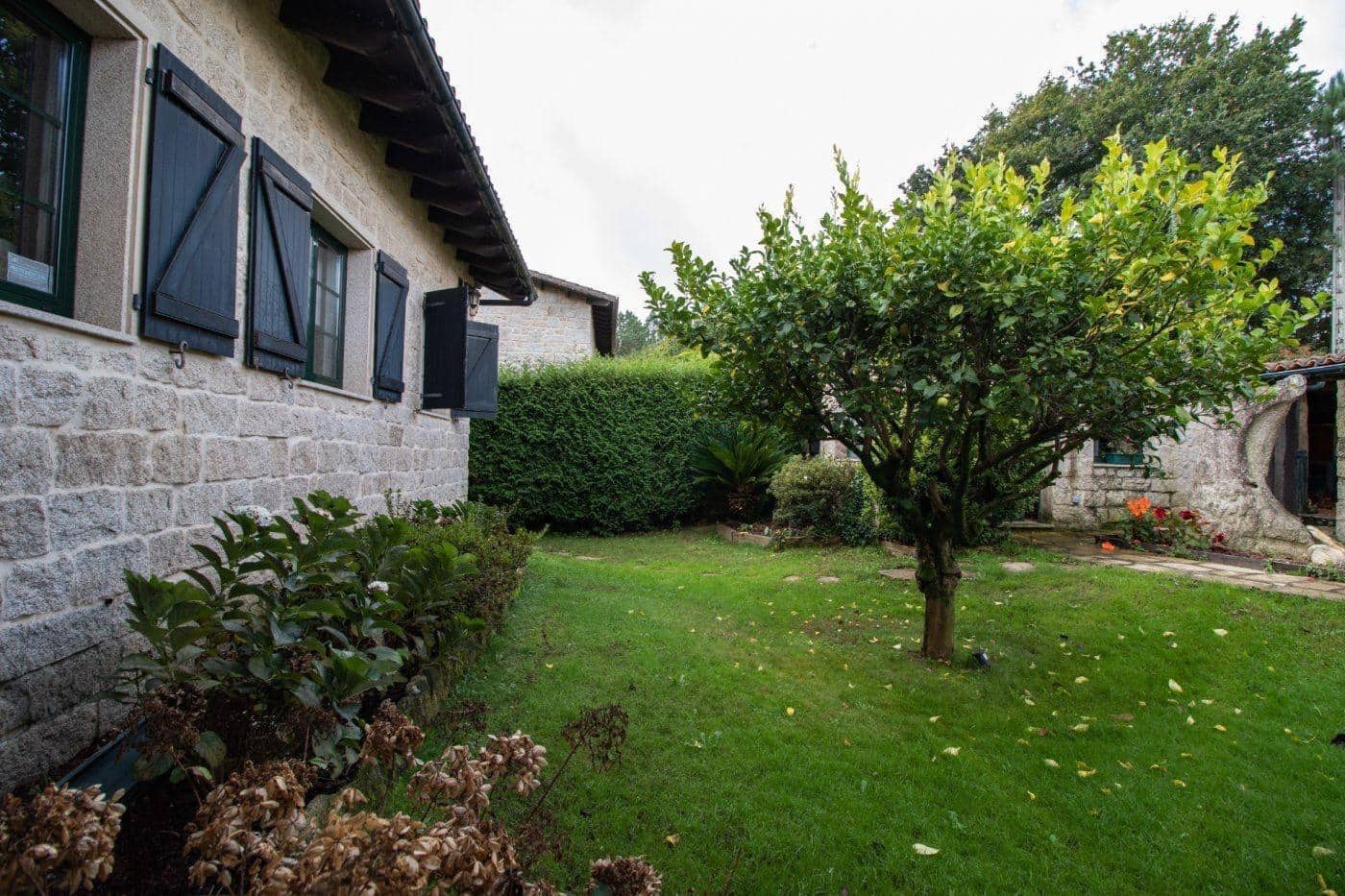 4 makuuhuone Huvila myytävänä paikassa Santiago de Compostela mukana uima-altaan 
autotalli - 588 000 € (Ref: 9502772)