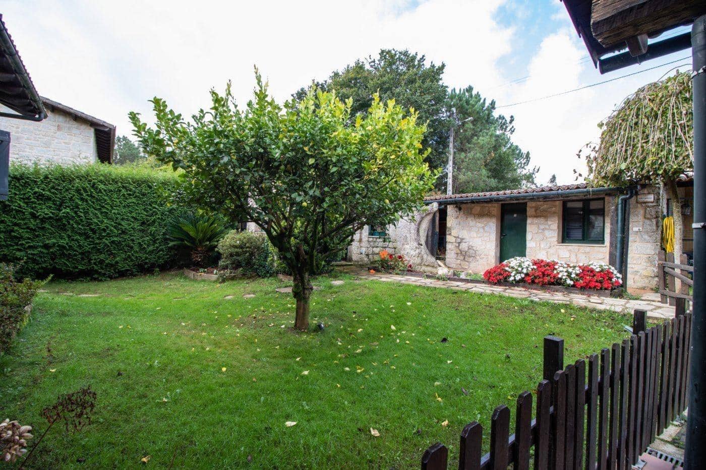 4 makuuhuone Huvila myytävänä paikassa Santiago de Compostela mukana uima-altaan 
autotalli - 588 000 € (Ref: 9502772)