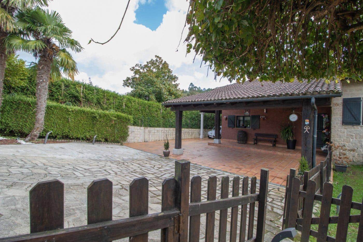 4 makuuhuone Huvila myytävänä paikassa Santiago de Compostela mukana uima-altaan 
autotalli - 588 000 € (Ref: 9502772)