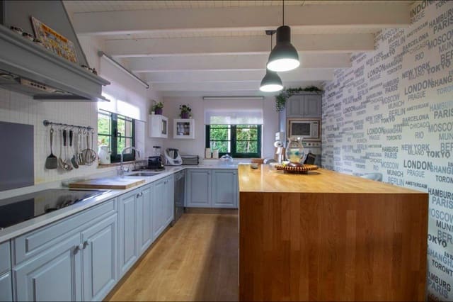 4 bedroom Villa for sale in Santiago de Compostela with pool garage - € 588,000 (Ref: 9502772)