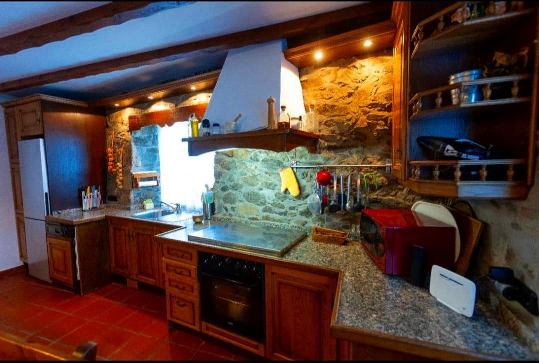 4 bedroom Villa for sale in Abegondo with pool - € 330,000 (Ref: 9611492)