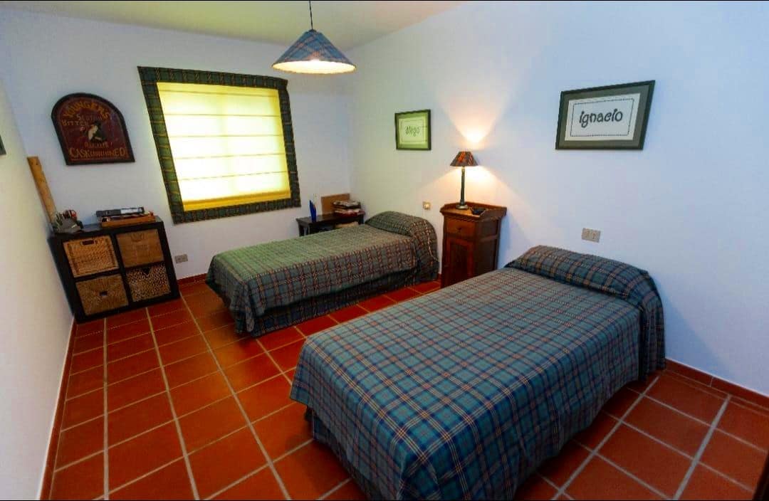 4 bedroom Villa for sale in Abegondo with pool - € 330,000 (Ref: 9611492)