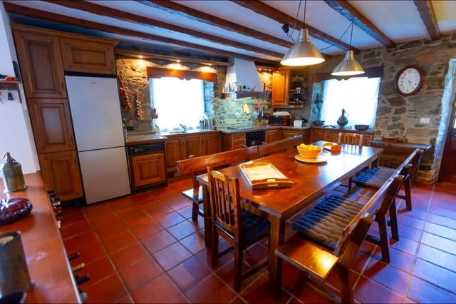 4 bedroom Villa for sale in Abegondo with pool - € 330,000 (Ref: 9611492)