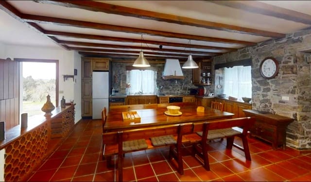 4 bedroom Villa for sale in Abegondo with pool - € 330,000 (Ref: 9611492)