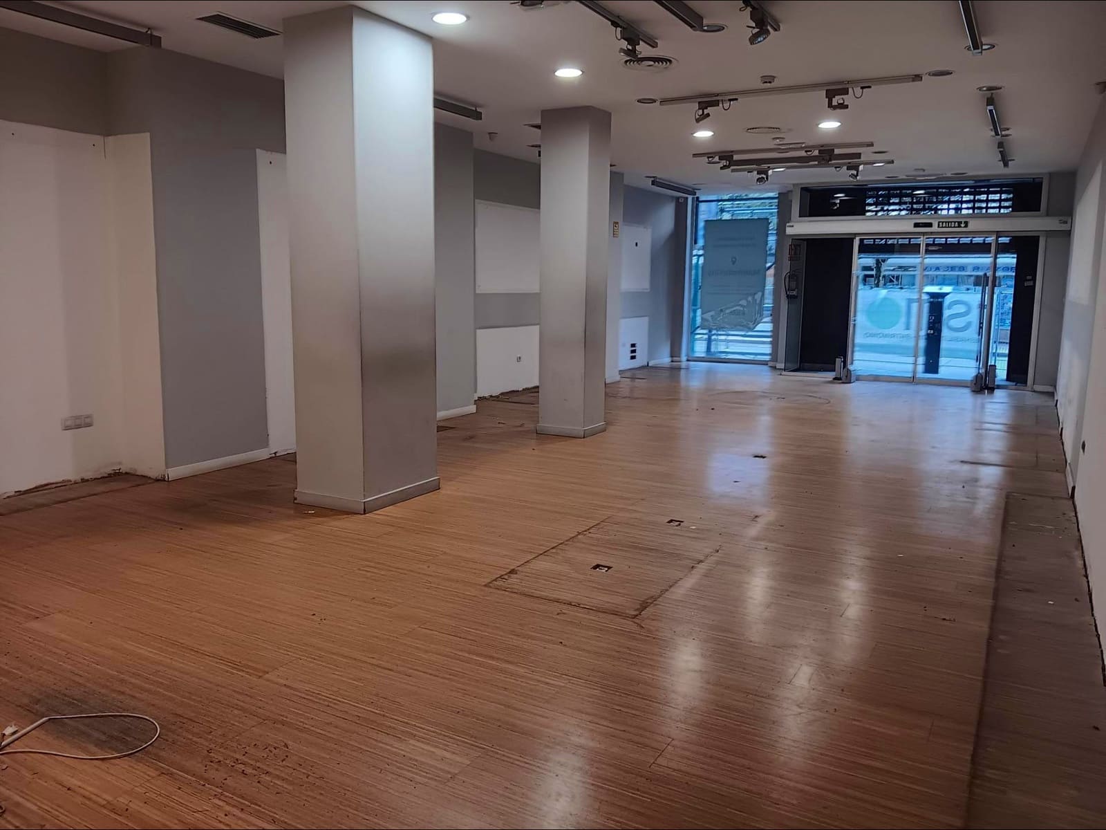 Commercieel te huur in A Coruna stad - € 6.000 (Ref: 9637520)