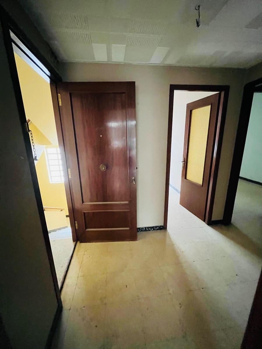 4 bedroom Flat for sale in Ferrol - € 63,000 (Ref: 9659377)