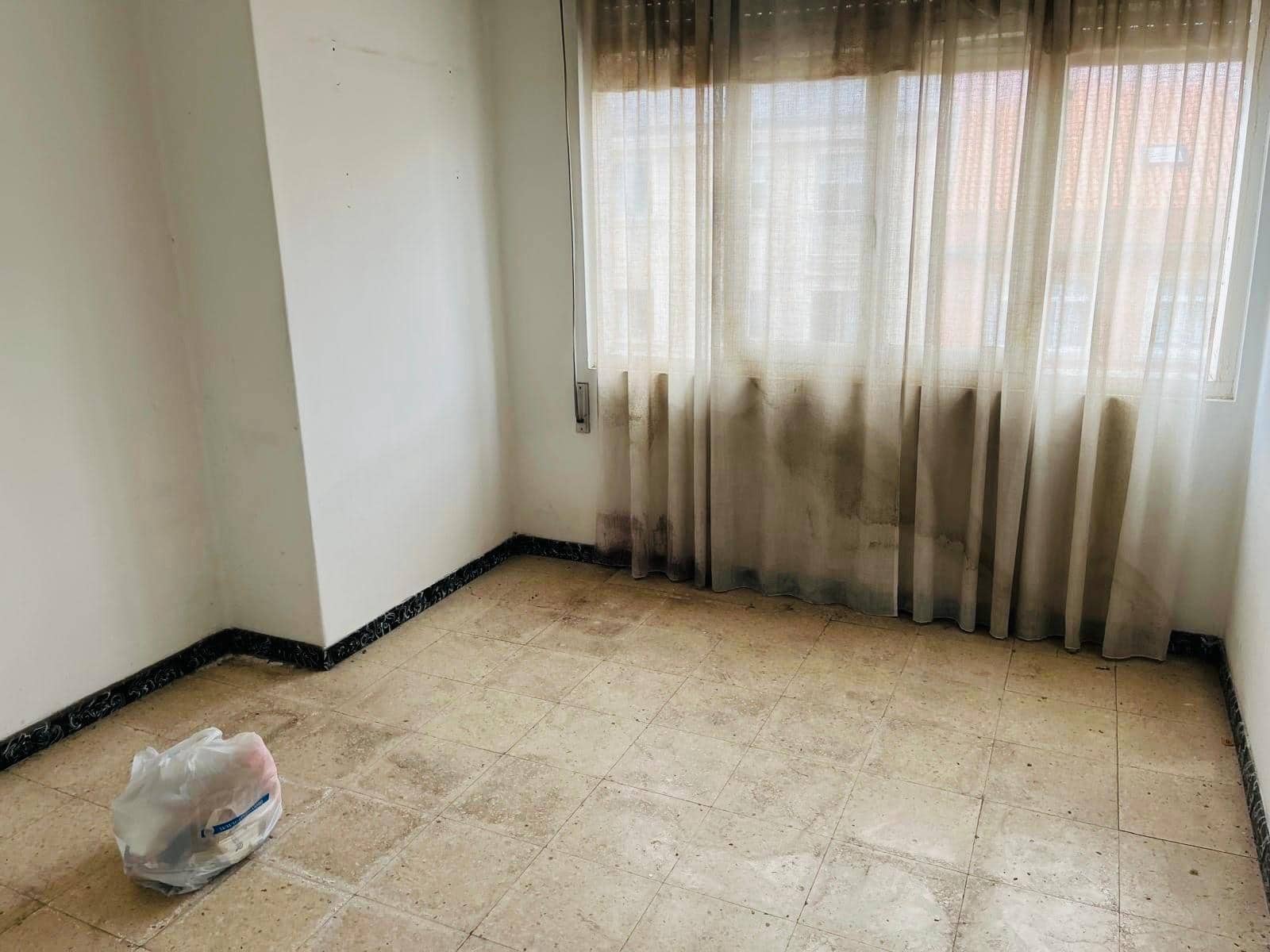 4 bedroom Flat for sale in Ferrol - € 63,000 (Ref: 9659377)