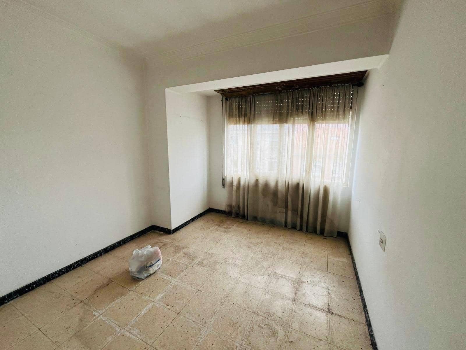 4 bedroom Flat for sale in Ferrol - € 63,000 (Ref: 9659377)