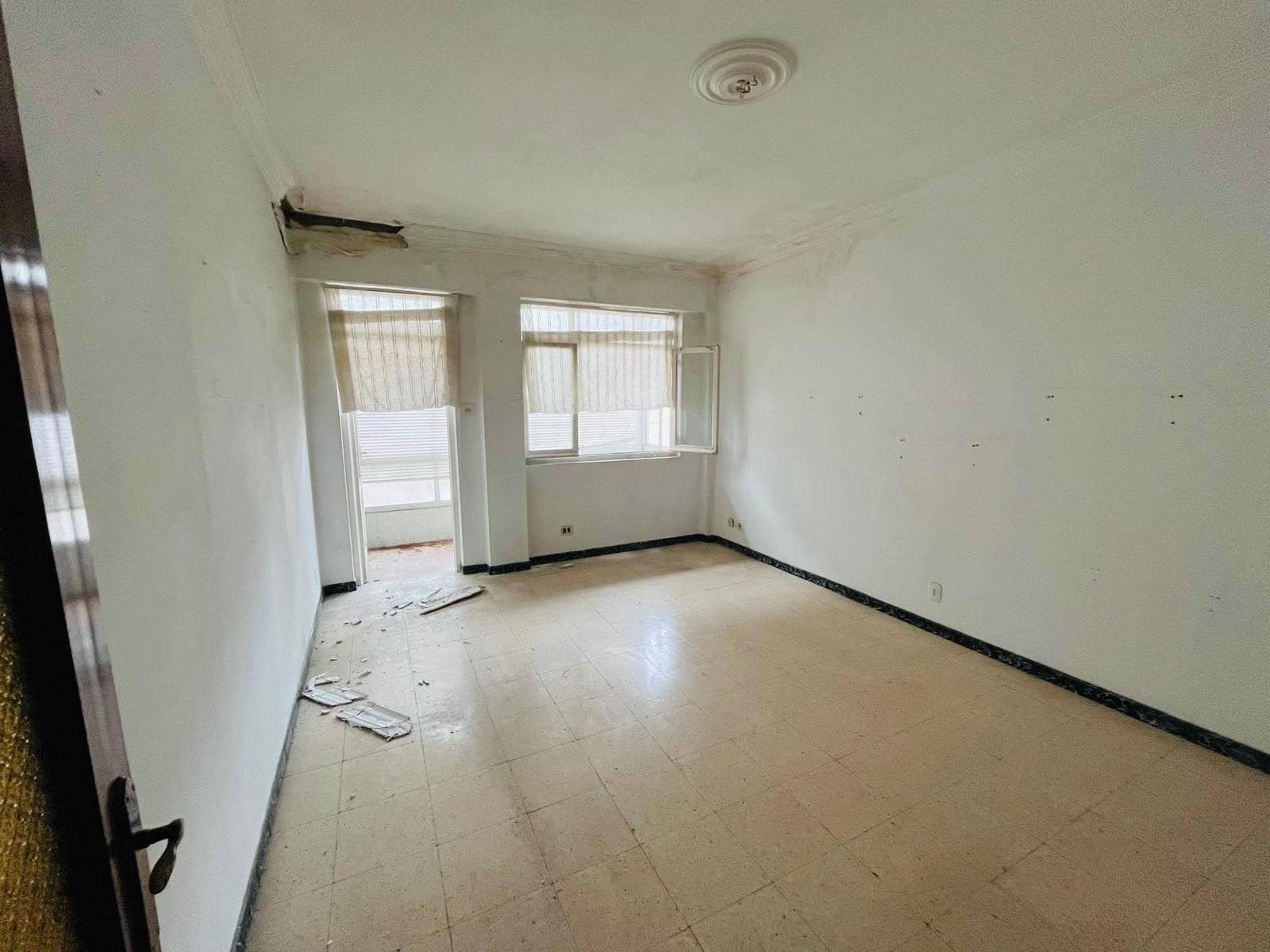 4 bedroom Flat for sale in Ferrol - € 63,000 (Ref: 9659377)