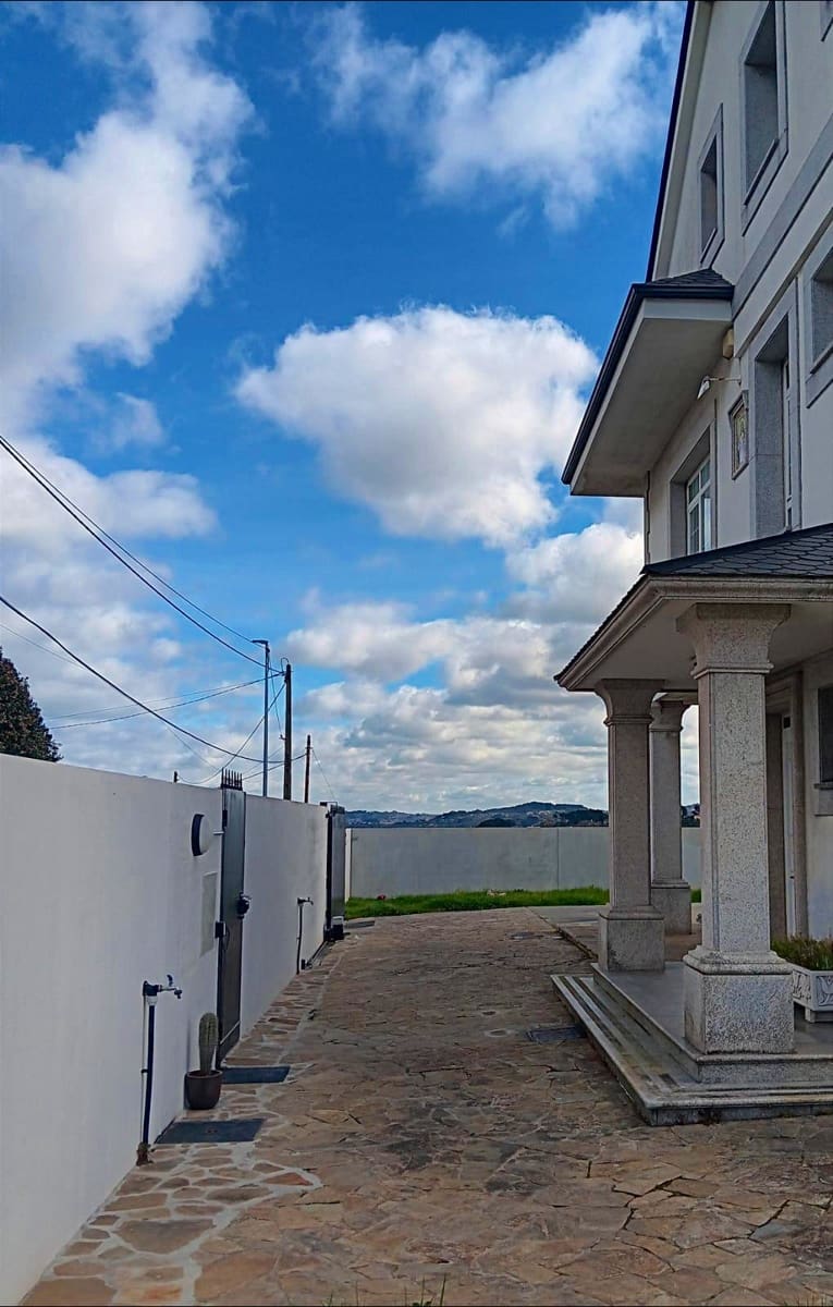 7 bedroom Villa for sale in A Coruna city with garage - € 675,000 (Ref: 9677436)