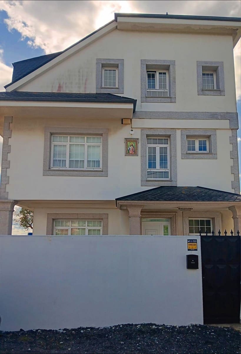 7 bedroom Villa for sale in A Coruna city with garage - € 675,000 (Ref: 9677436)