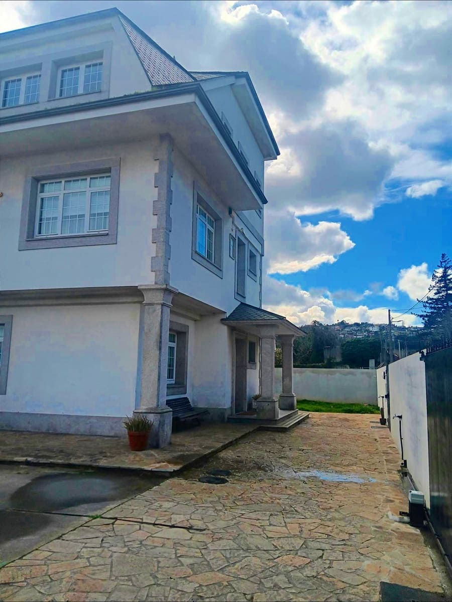 7 bedroom Villa for sale in A Coruna city with garage - € 675,000 (Ref: 9677436)