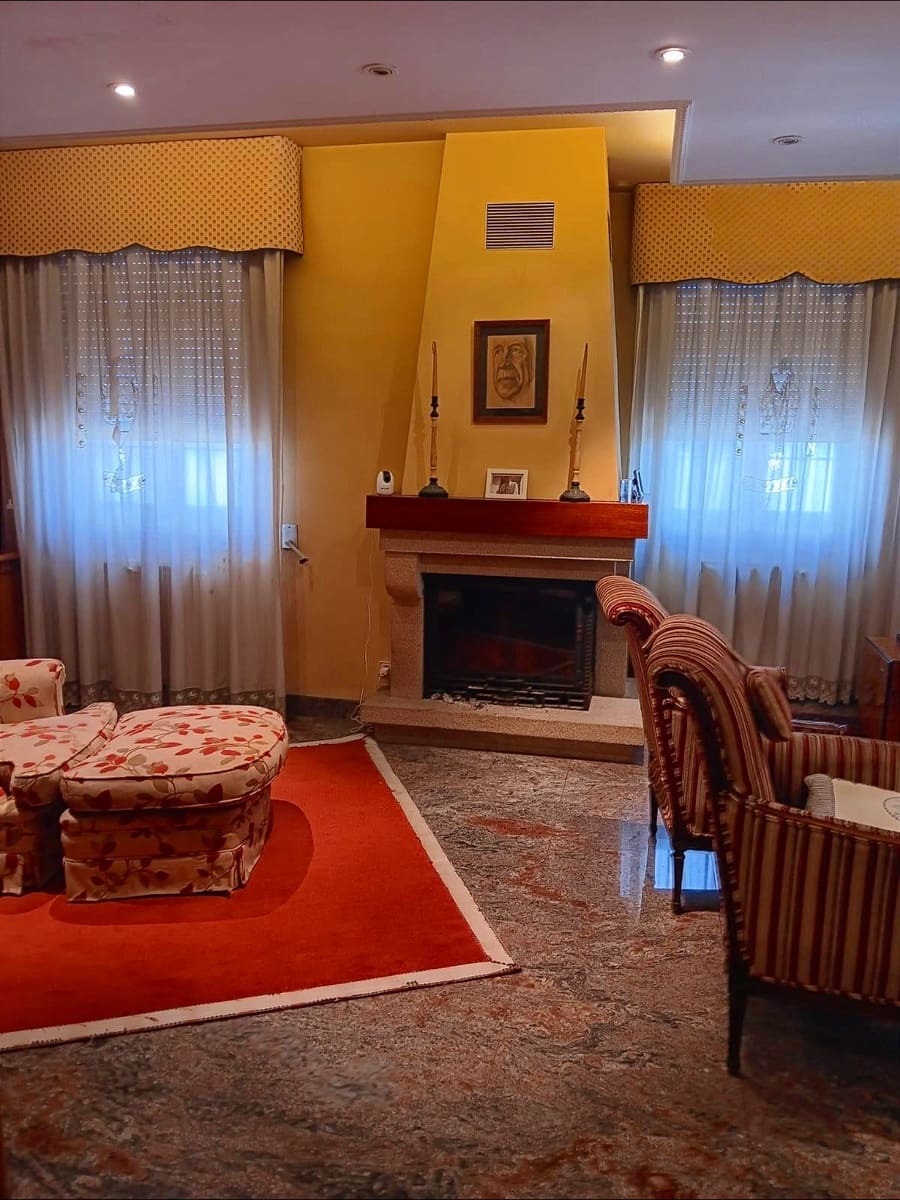 7 bedroom Villa for sale in A Coruna city with garage - € 675,000 (Ref: 9677436)