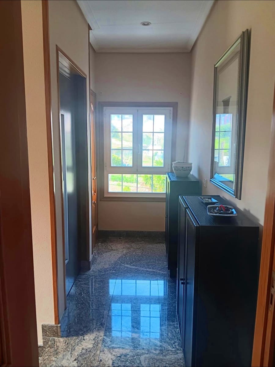 7 bedroom Villa for sale in A Coruna city with garage - € 675,000 (Ref: 9677436)