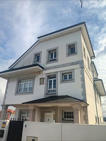 7 bedroom Villa for sale in A Coruña city with garage - € 675,000 (Ref: 9677436)