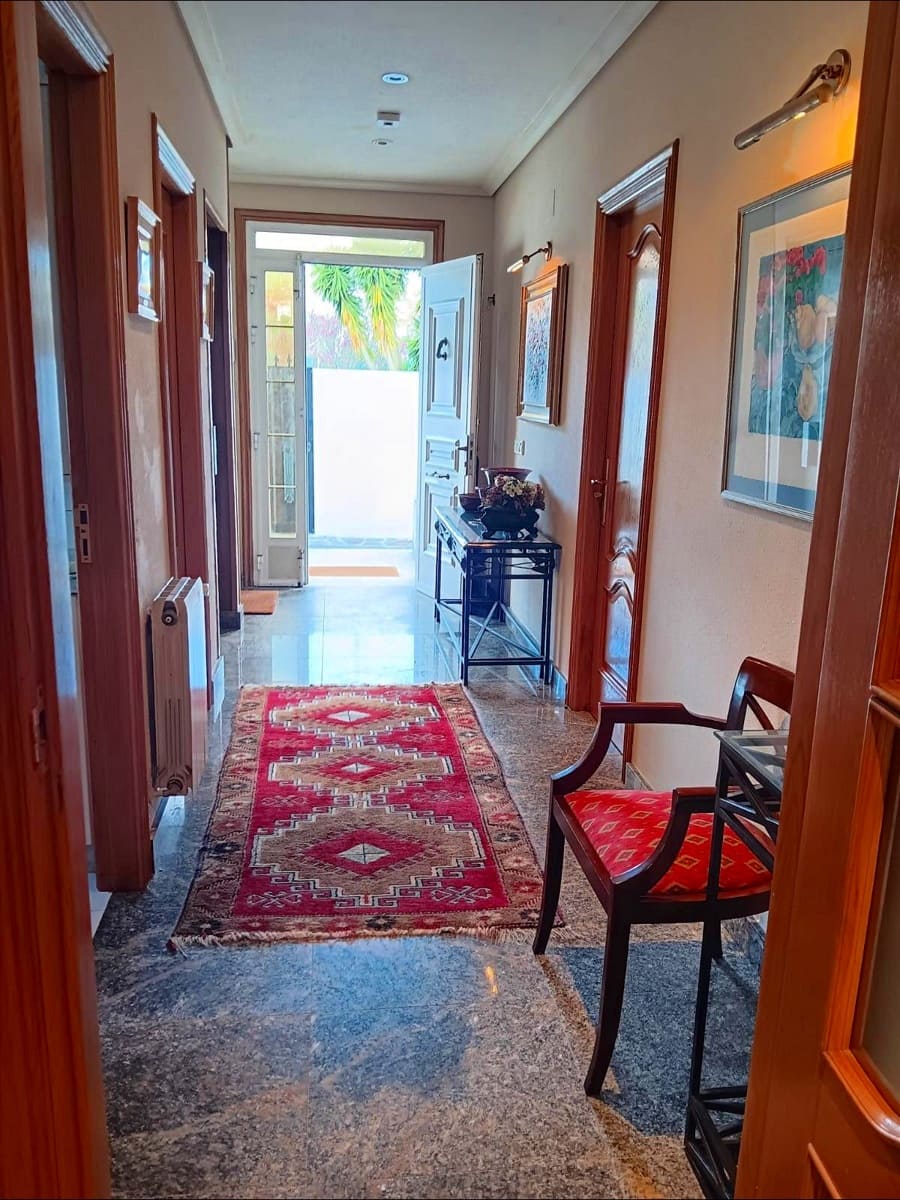 7 bedroom Villa for sale in A Coruna city with garage - € 675,000 (Ref: 9677436)