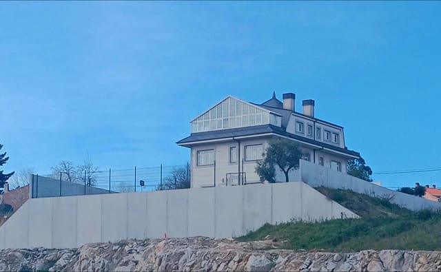 7 bedroom Villa for sale in A Coruña city with garage - € 675,000 (Ref: 9677436)