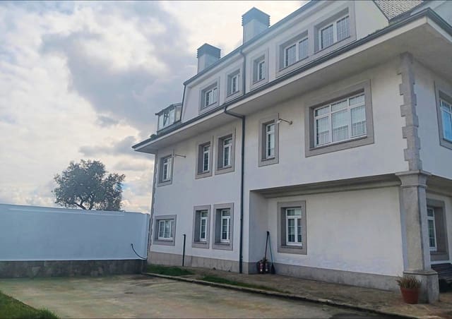 7 bedroom Villa for sale in A Coruña city with garage - € 675,000 (Ref: 9677436)