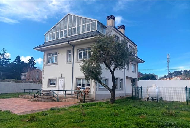 7 bedroom Villa for sale in A Coruña city with garage - € 675,000 (Ref: 9677436)