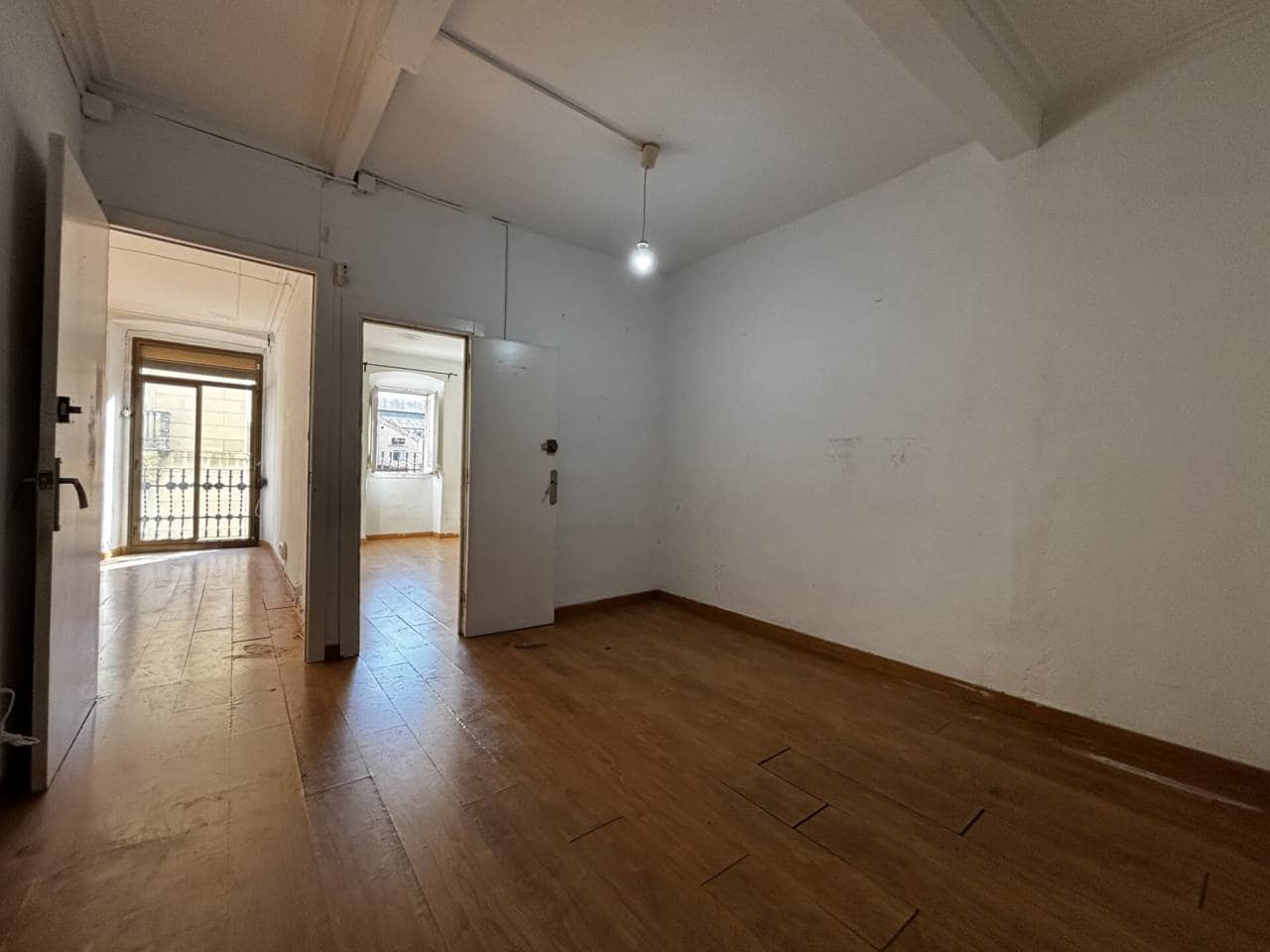 6 bedroom Flat for sale in Barcelona city - € 360,000 (Ref: 9453480)