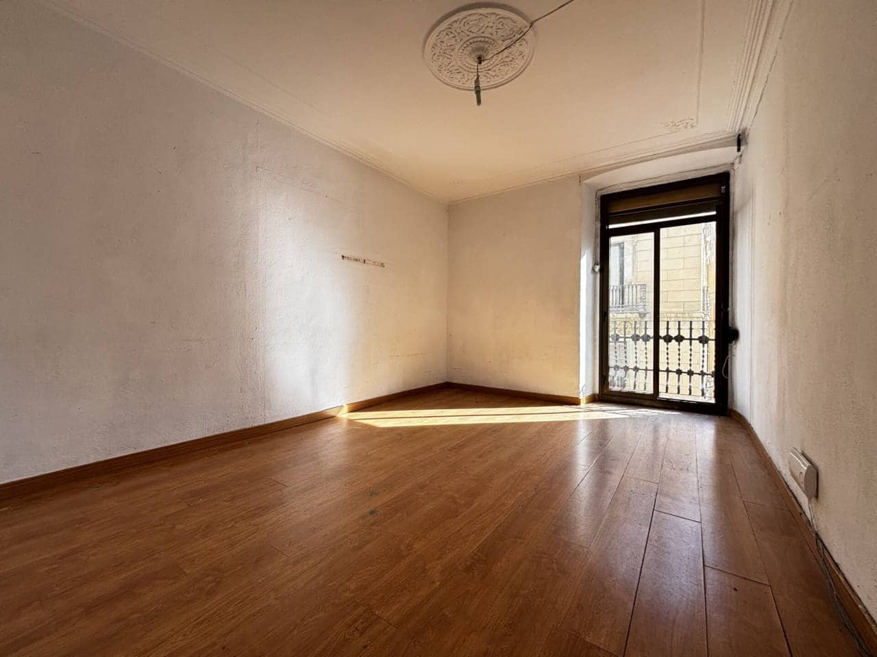 6 bedroom Flat for sale in Barcelona city - € 360,000 (Ref: 9453480)