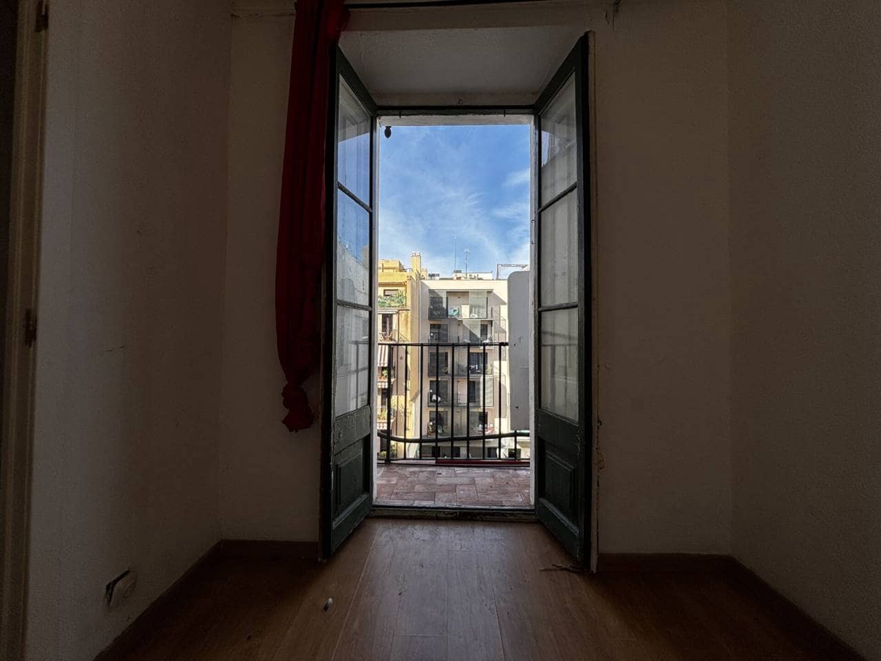 6 bedroom Flat for sale in Barcelona city - € 360,000 (Ref: 9453480)