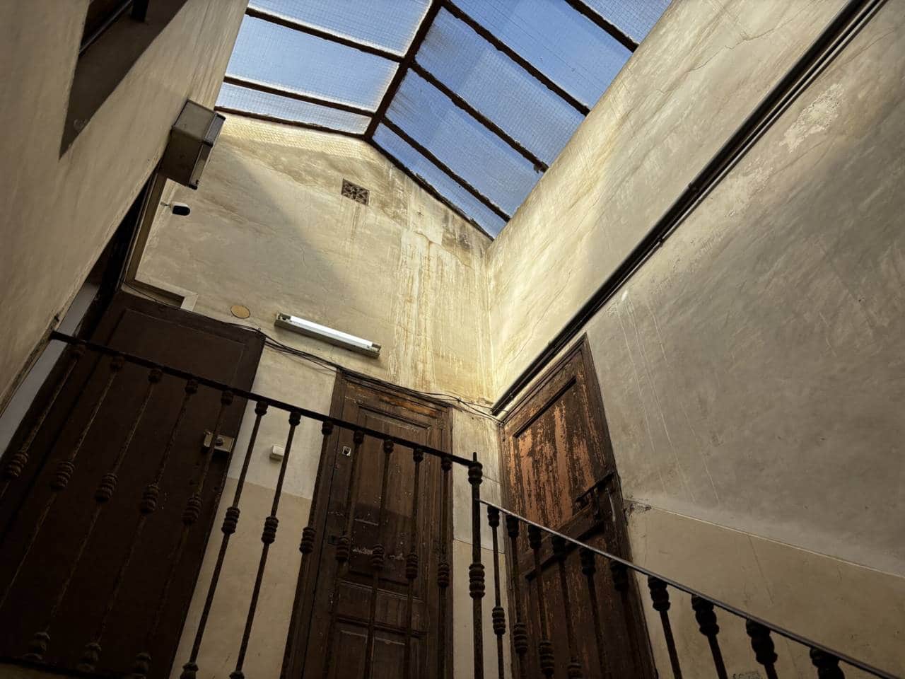 6 bedroom Flat for sale in Barcelona city - € 360,000 (Ref: 9453480)