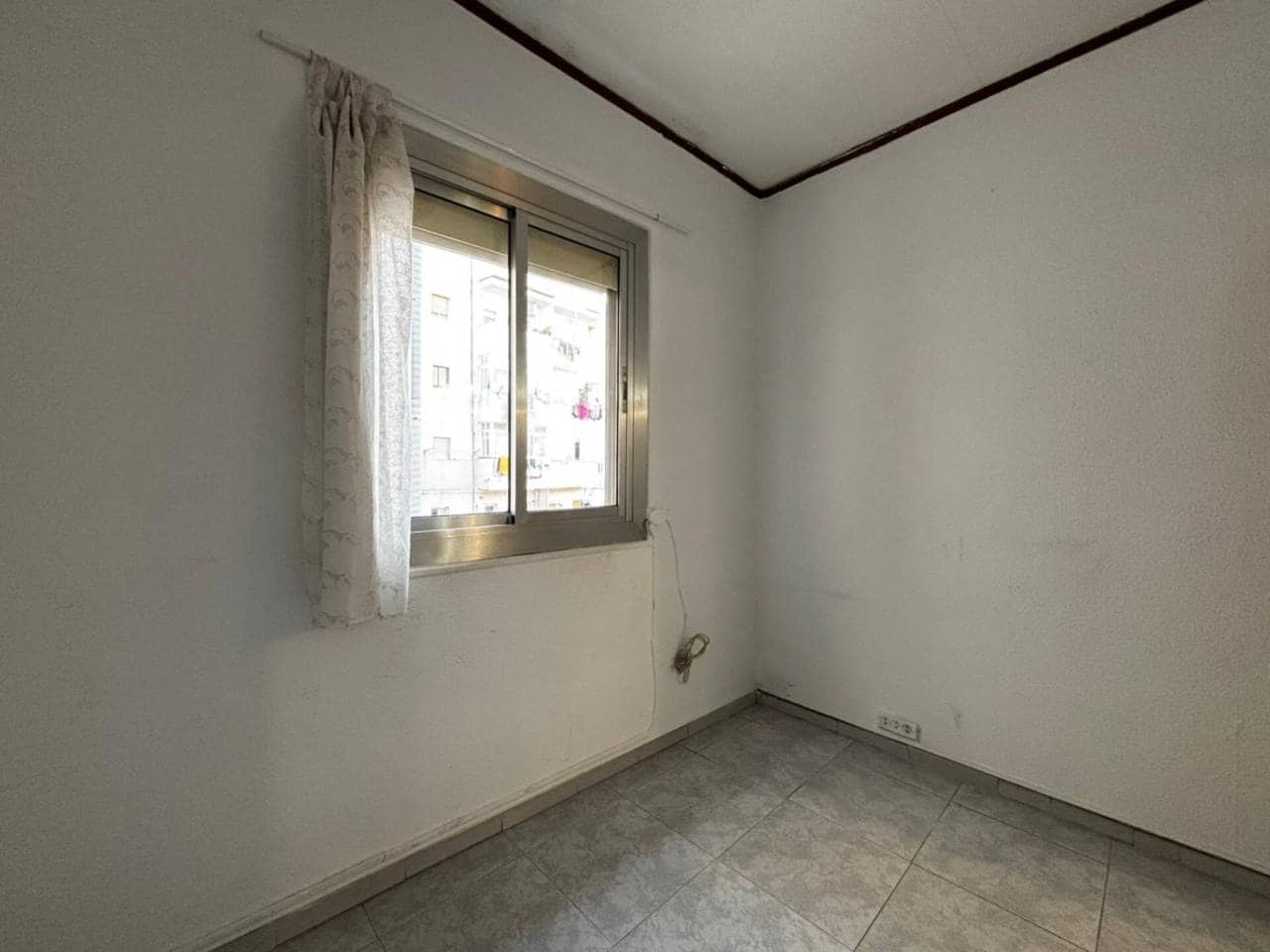 3 bedroom Flat for sale in L'Hospitalet de Llobregat - € 160,000 (Ref: 9470140)