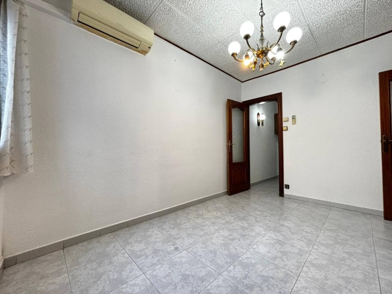 3 bedroom Flat for sale in L'Hospitalet de Llobregat - € 160,000 (Ref: 9470140)