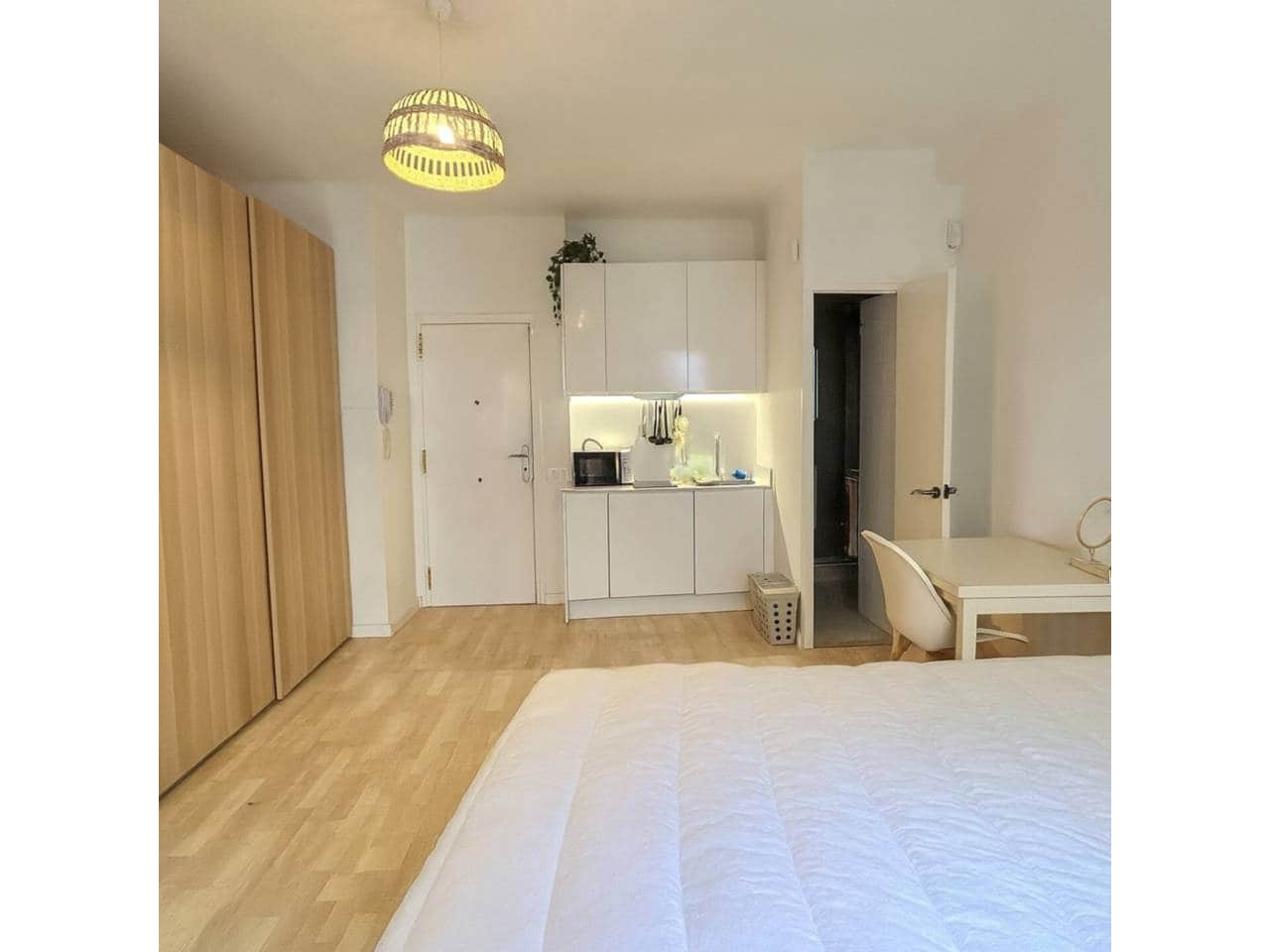 Penthouse for sale in Barcelona city - € 175,000 (Ref: 9488049)