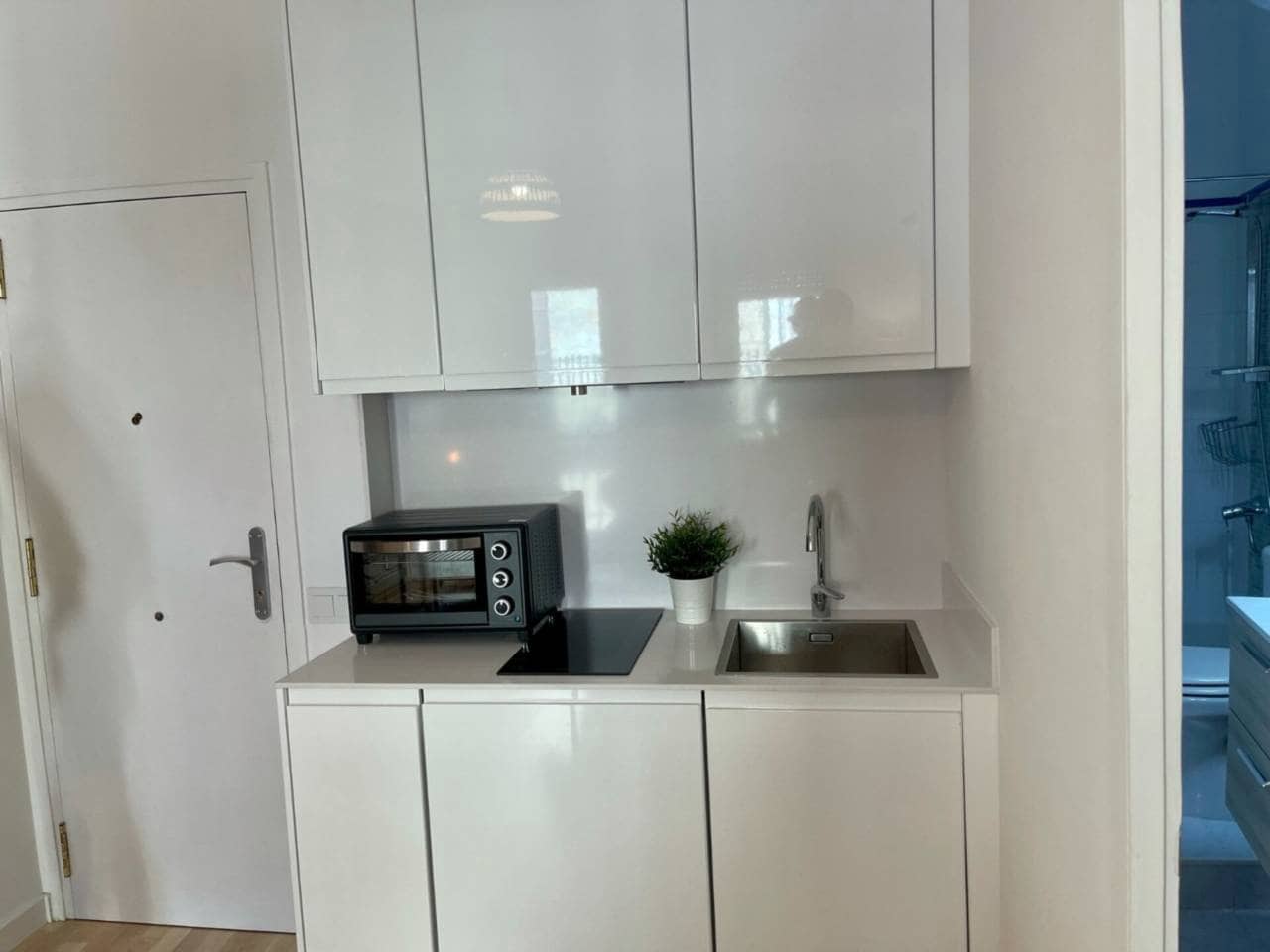 Penthouse for sale in Barcelona city - € 175,000 (Ref: 9488049)