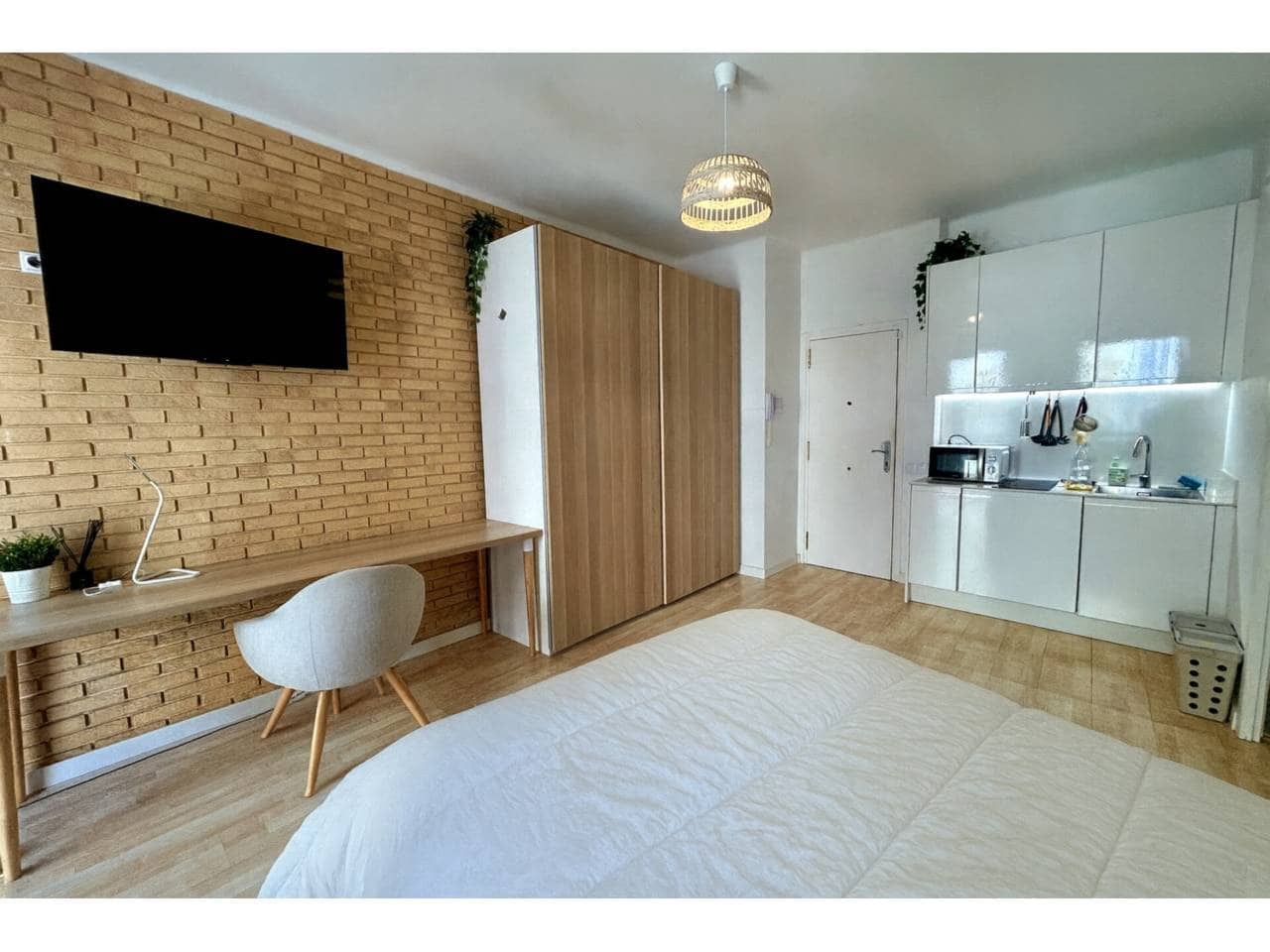 Penthouse for sale in Barcelona city - € 175,000 (Ref: 9488049)