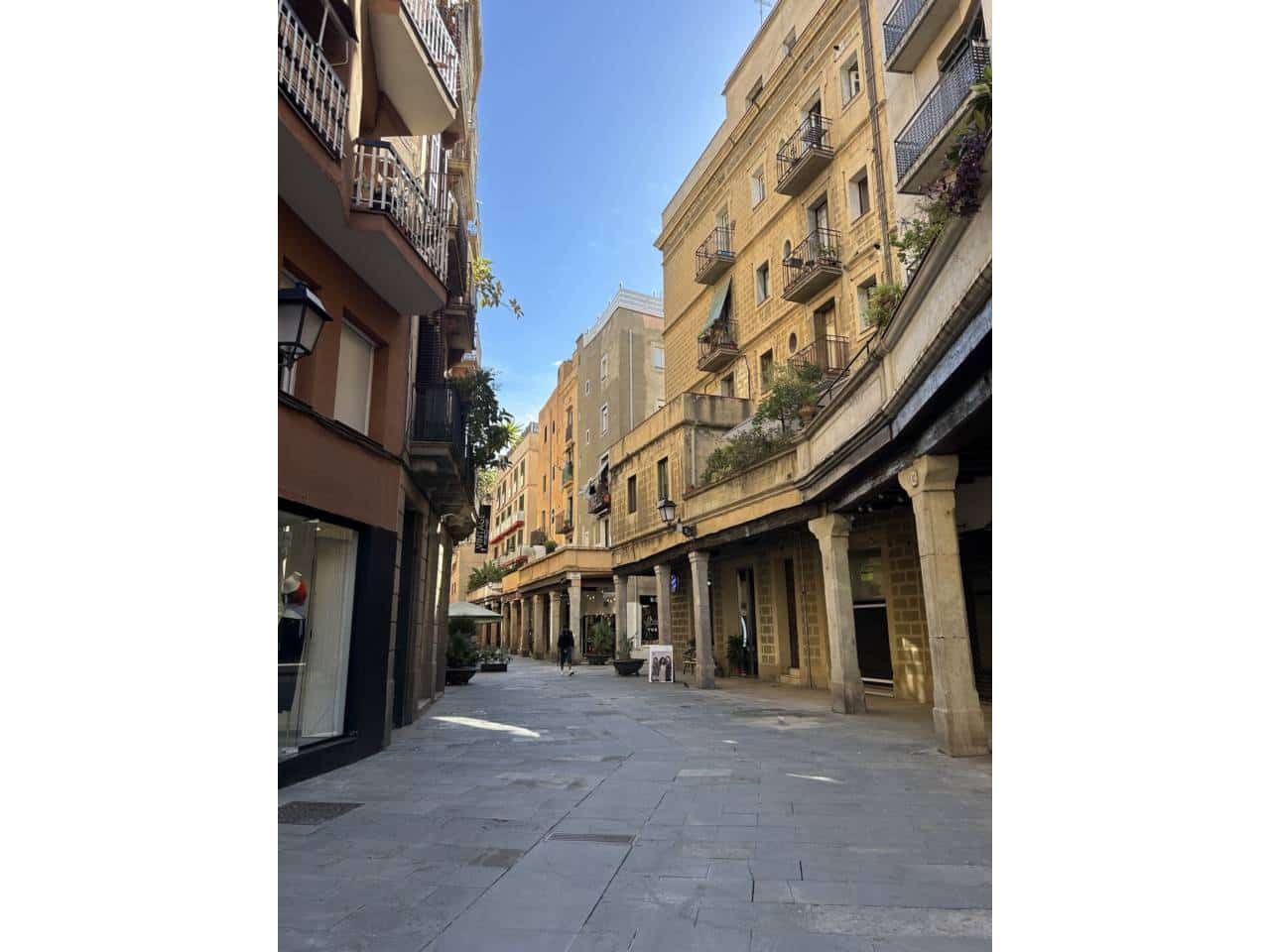 Penthouse for sale in Barcelona city - € 175,000 (Ref: 9488049)