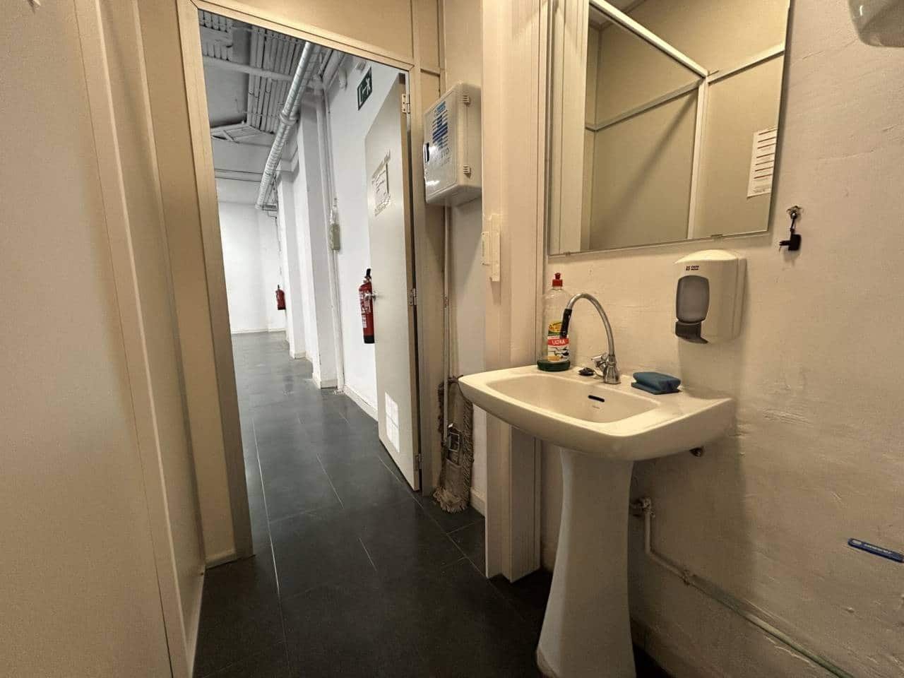 Erhverv til leje i Barcelona by - € 2.200 (Ref: 9535399)