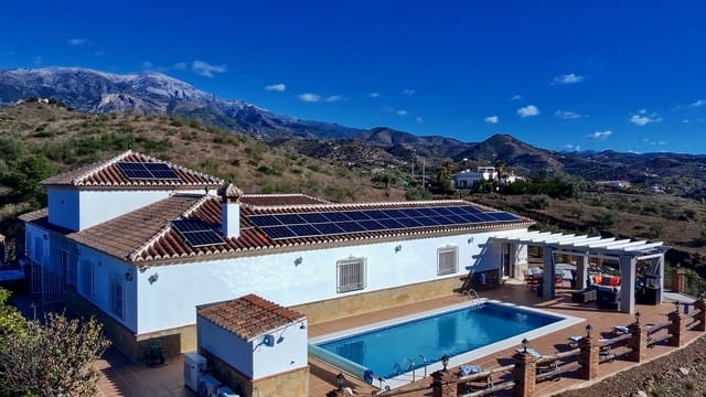 4 quarto Moradia para venda em Canillas de Aceituno com piscina garagem - 949 000 € (Ref: 10019682)