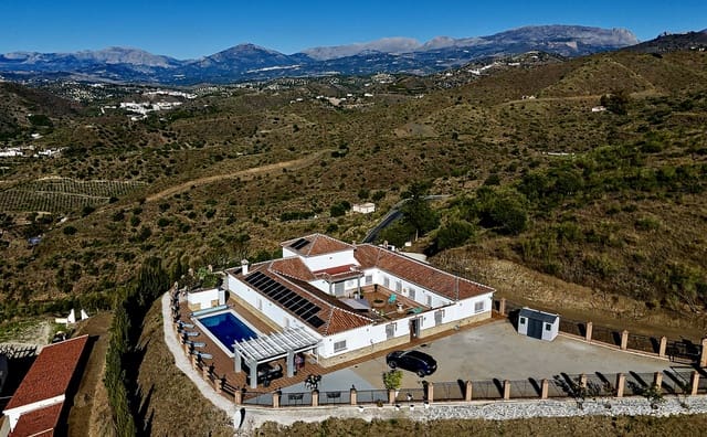 4 quarto Moradia para venda em Canillas de Aceituno com piscina garagem - 949 000 € (Ref: 10019682)