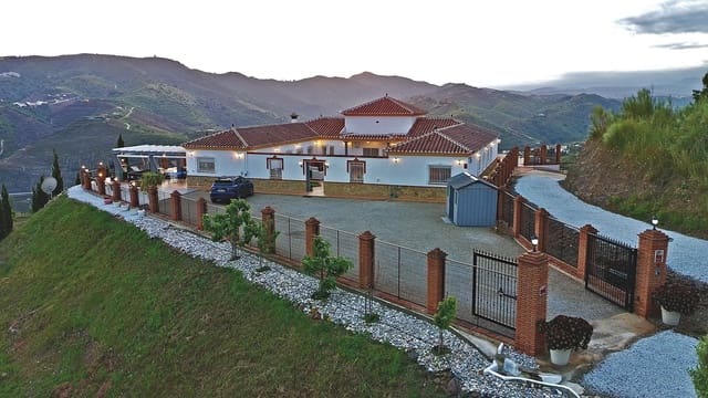 4 quarto Moradia para venda em Canillas de Aceituno com piscina garagem - 949 000 € (Ref: 10019682)