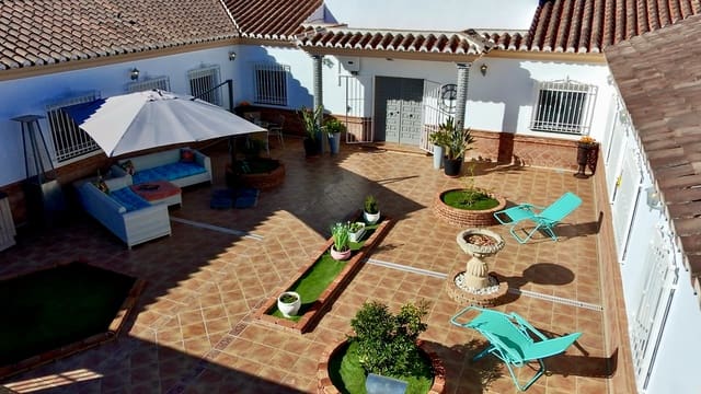 4 bedroom Villa for sale in Canillas de Aceituno with pool garage - € 995,000 (Ref: 9444578)
