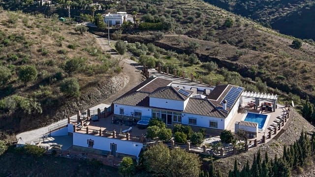 4 bedroom Villa for sale in Canillas de Aceituno with pool garage - € 995,000 (Ref: 9444578)